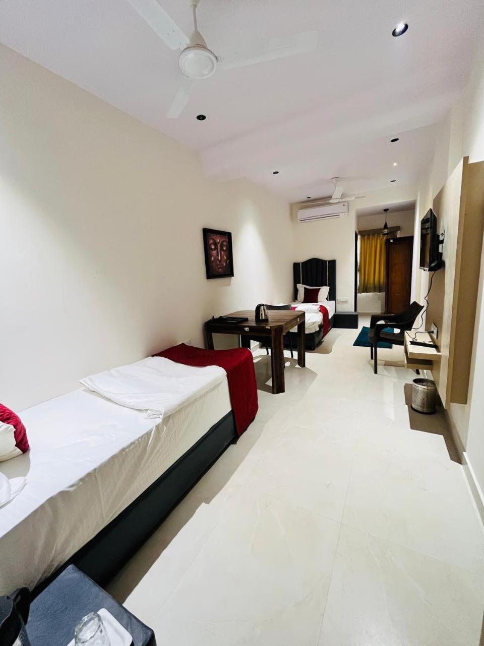 Hotel Royal Sky Morbi Buitenkant foto