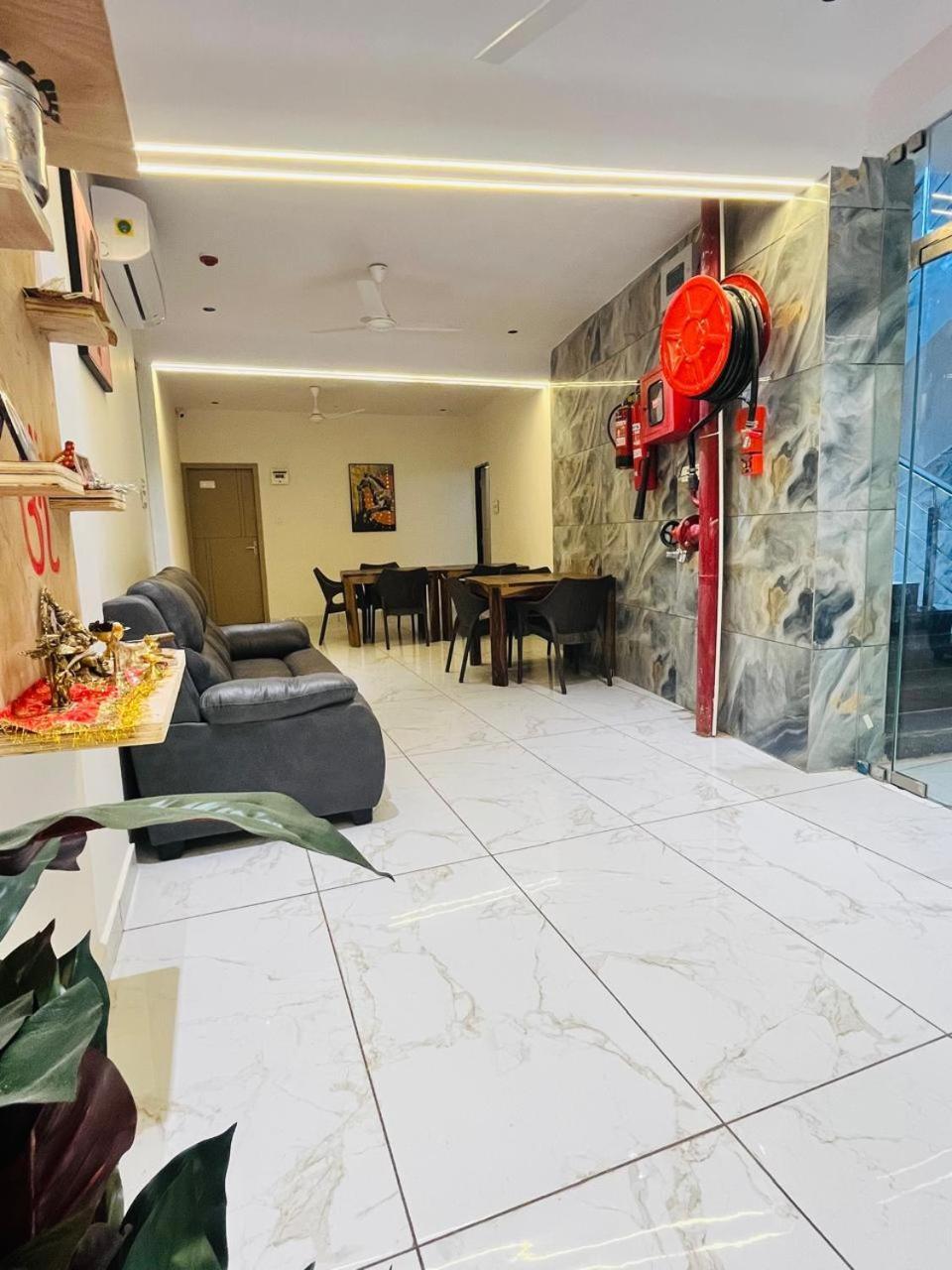 Hotel Royal Sky Morbi Buitenkant foto